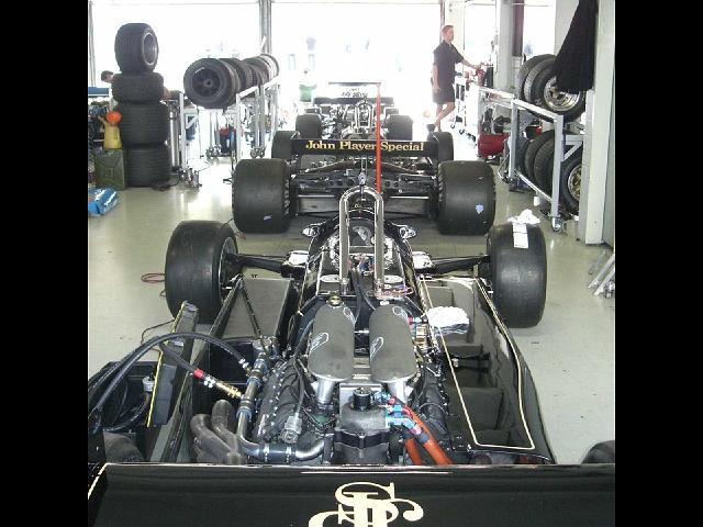 JPS Formel 1 Renner in der Box_.jpg